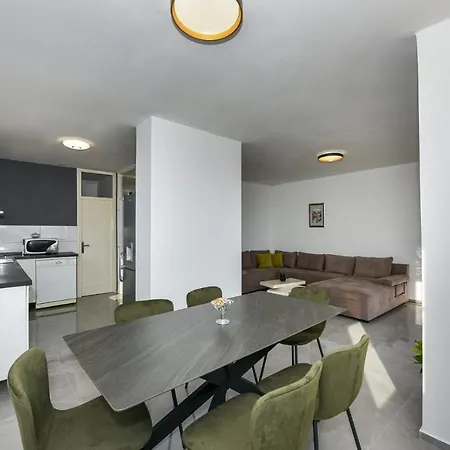 Apartment Loro 1 *